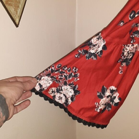 NO BOUNDARIES RED FLORAL BOHO BELL SLEEVE VNECK BLOUSE JR L - Picture 2 of 5